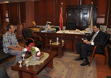 محافظ بني سويف يصرف 20 ألف جنيه مساعدة عاجلة لوالد 3 أبناء معاقين